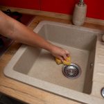 Czyszczenie umywalki kuchennej - błyszcząca przemiana dla porządnego środowiska domowego