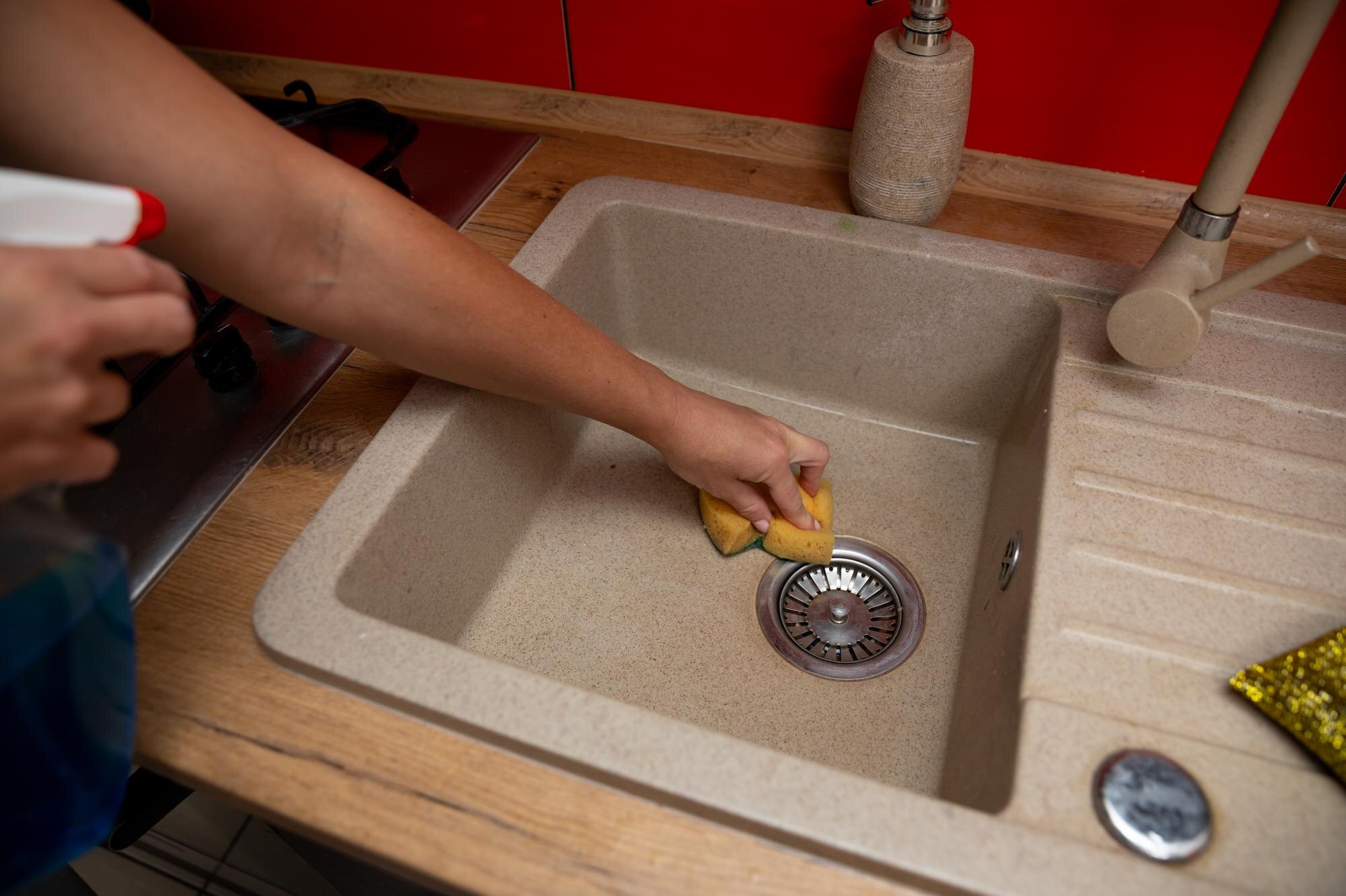 Czyszczenie umywalki kuchennej - błyszcząca przemiana dla porządnego środowiska domowego