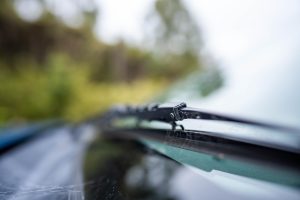 Wycieraczka z bliska w samochodzie