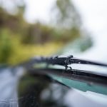 Wycieraczka z bliska w samochodzie