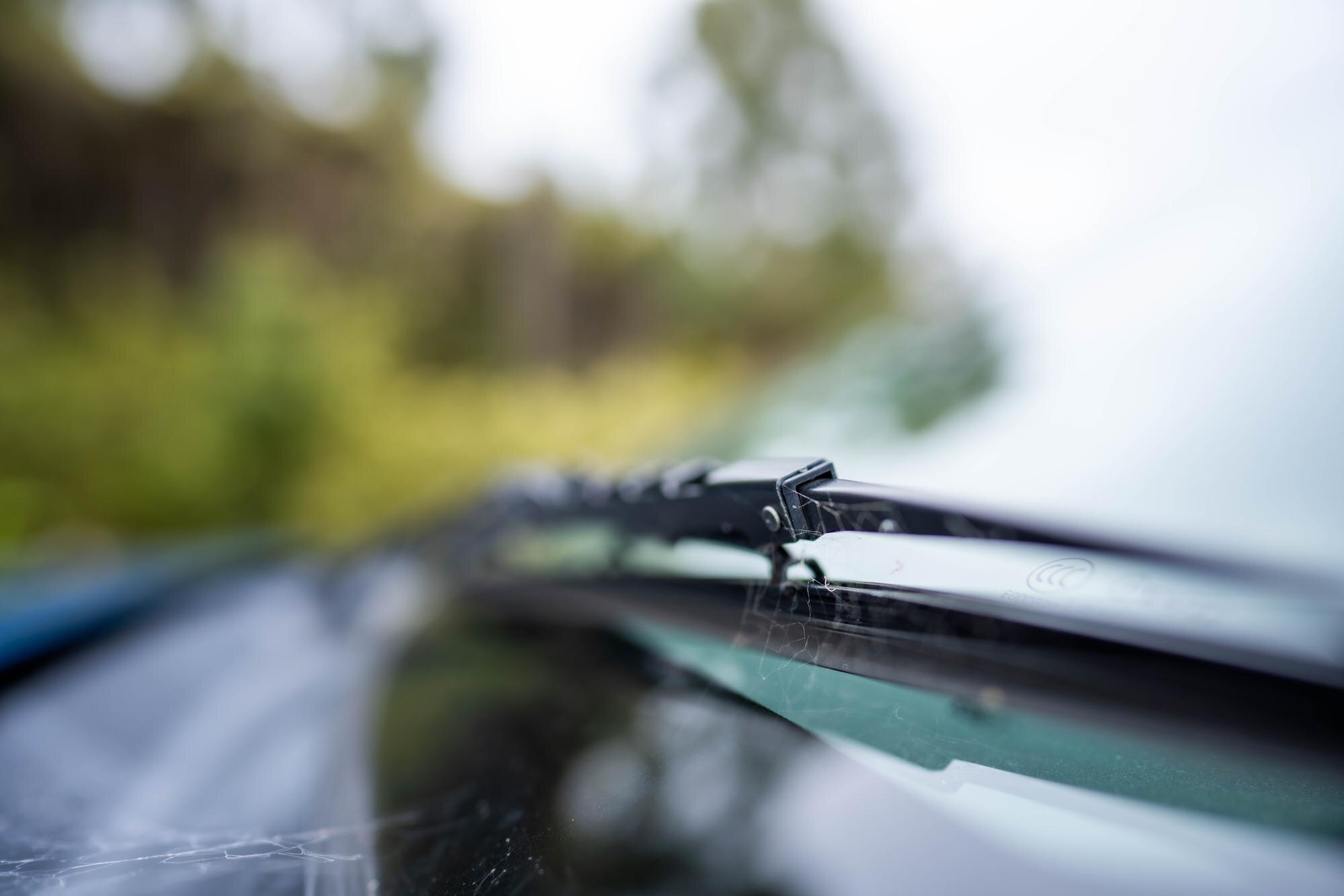 Wycieraczka z bliska w samochodzie