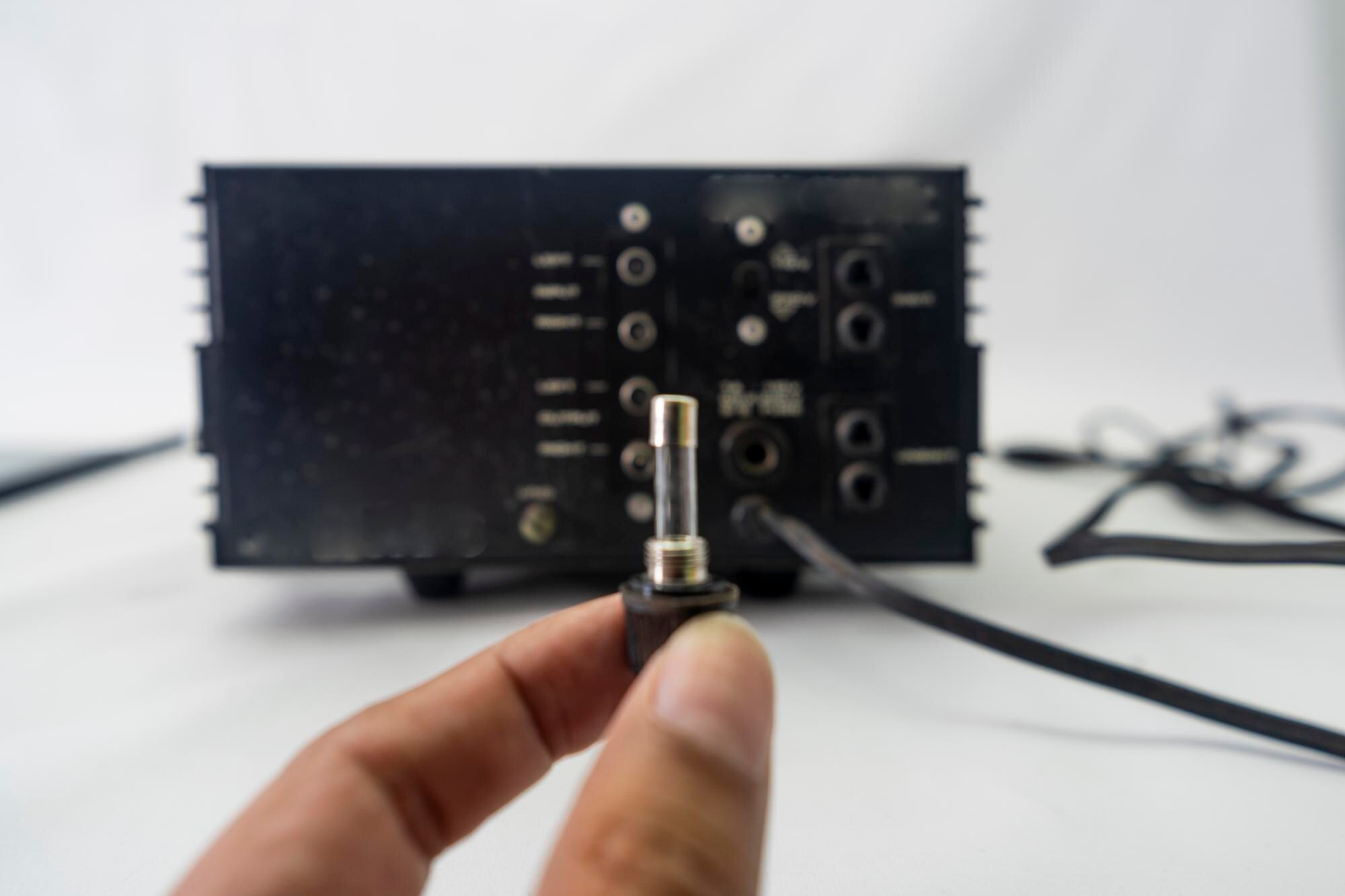 Profesjonalny sprzęt dźwiękowy z echo z opóźnieniem i więcej