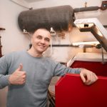 Inżynier systemów przemysłowych popisuje się uśmiechem podczas naprawiania systemu grzewczego Inżynier kaukaski zaleca stosowanie zrównoważonych systemów grzewczych