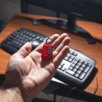 Zamek z komputerem Bezpieczeństwo cybernetyczne i ochrona danych cyfrowych