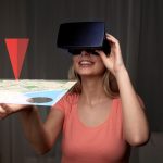 technologia, wirtualna rzeczywistość, cyberprzestrzeń, rozrywka i koncepcja ludzi - szczęśliwa młoda kobieta z zestawem słuchawkowym wirtualnej rzeczywistości lub okularami 3d w domu patrząc na projekcję mapy nawigatora gps