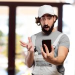 Profesjonalny malarz z inteligentnym telefonem
