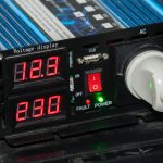 Inwerter napięcia wyświetlający odczyty mocy z portami USB