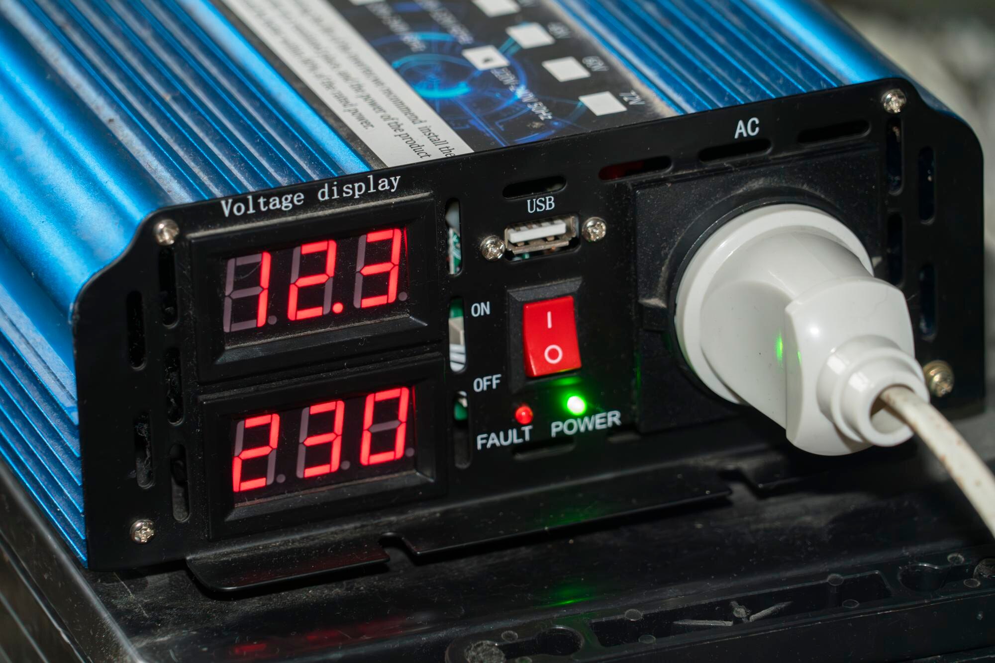 Inwerter napięcia wyświetlający odczyty mocy z portami USB