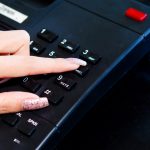 Palec naciśnij telefon