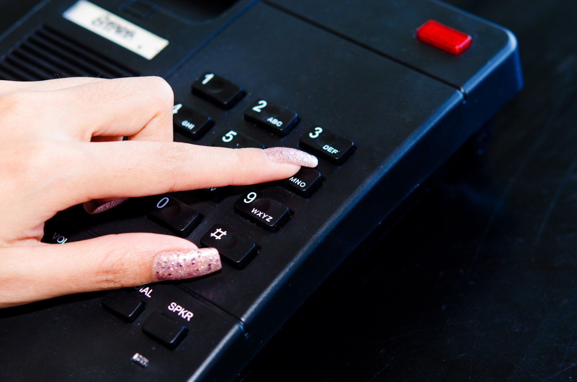 Palec naciśnij telefon