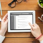 biznes, edukacja, technologia, ludzie i koncepcja programowania - zbliżenie kobiety z kodowaniem na ekranie komputera typu tablet pc na drewnianym stole