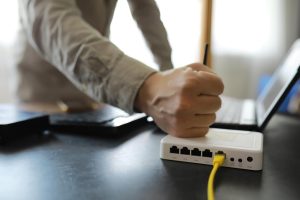 Nowoczesny dwuzakresowy router bezprzewodowy Człowiek pracujący w tle Koncepcja szybkiego i bezprzewodowego internetu