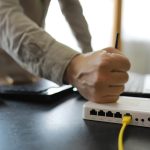 Nowoczesny dwuzakresowy router bezprzewodowy Człowiek pracujący w tle Koncepcja szybkiego i bezprzewodowego internetu