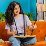 Kobieta kończąca montaż mebli w domu w nowym mieszkaniu z powodzeniem zbieranie stołu naprawa naprawa