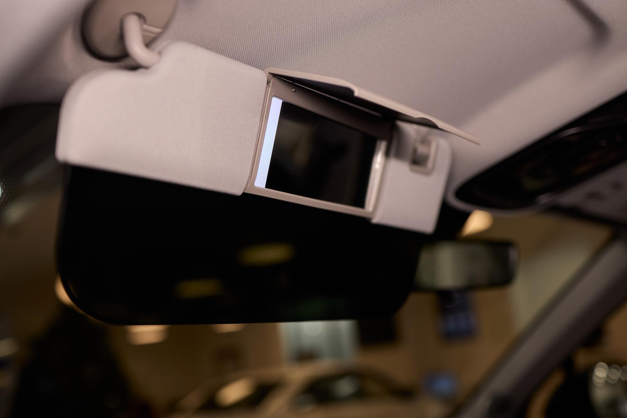 Wprowadzenie stylowego osłony przeciwsłonecznej samochodu z oświetlonym lustrem dla eleganckiego projektu i funkcjonalności