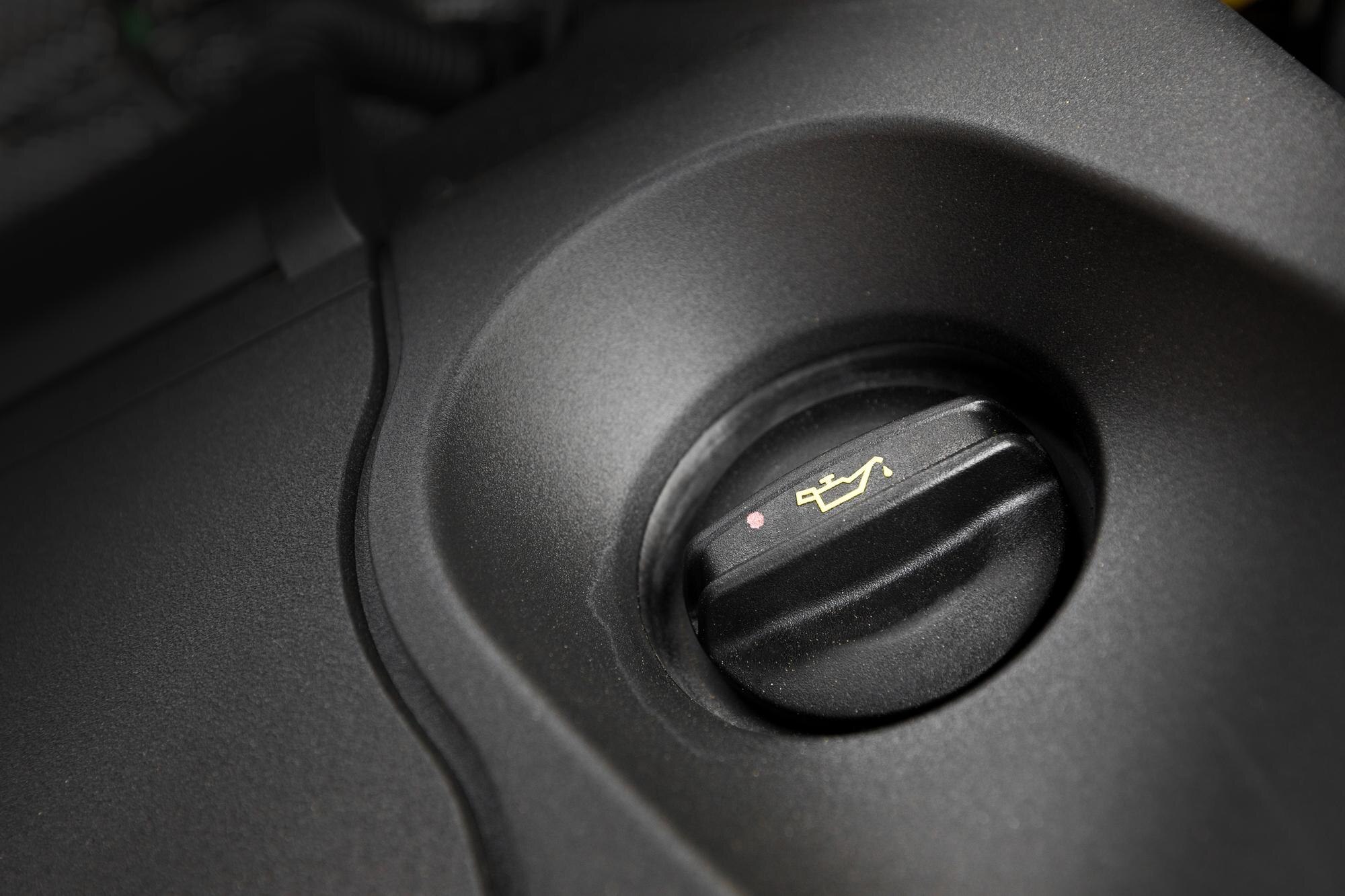 szyja wypełniacza oleju w samochodzie Obraz