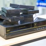 Stos kaset wideo VHS na stosie odtwarzania wideo koncepcja starego stylu retro lub zabytkowych urządzeń elektrycznych i elektronicznych multimedialne urządzenie gramofonowe staromodne