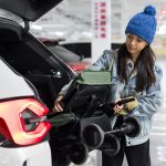 Matka zabierająca wózek z parkingu