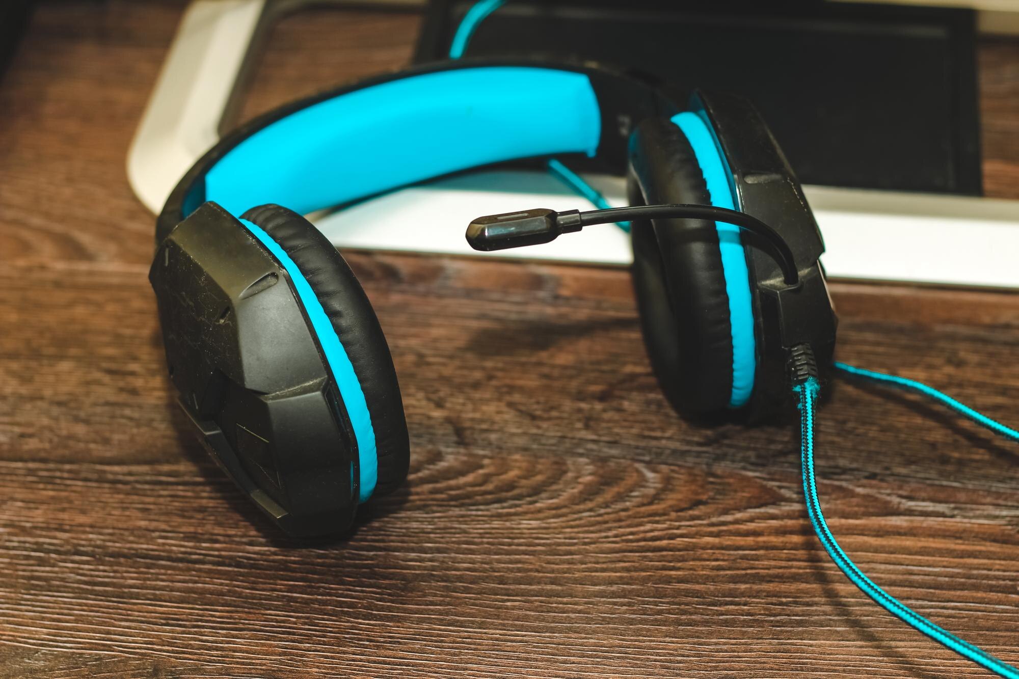 Słuchawki do gier z zestawem słuchawkowym z mikrofonem na stole