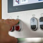 Panel sterowania maszyną CNC do obróbki drewna w warsztacie stolarskim Fabryka mebli