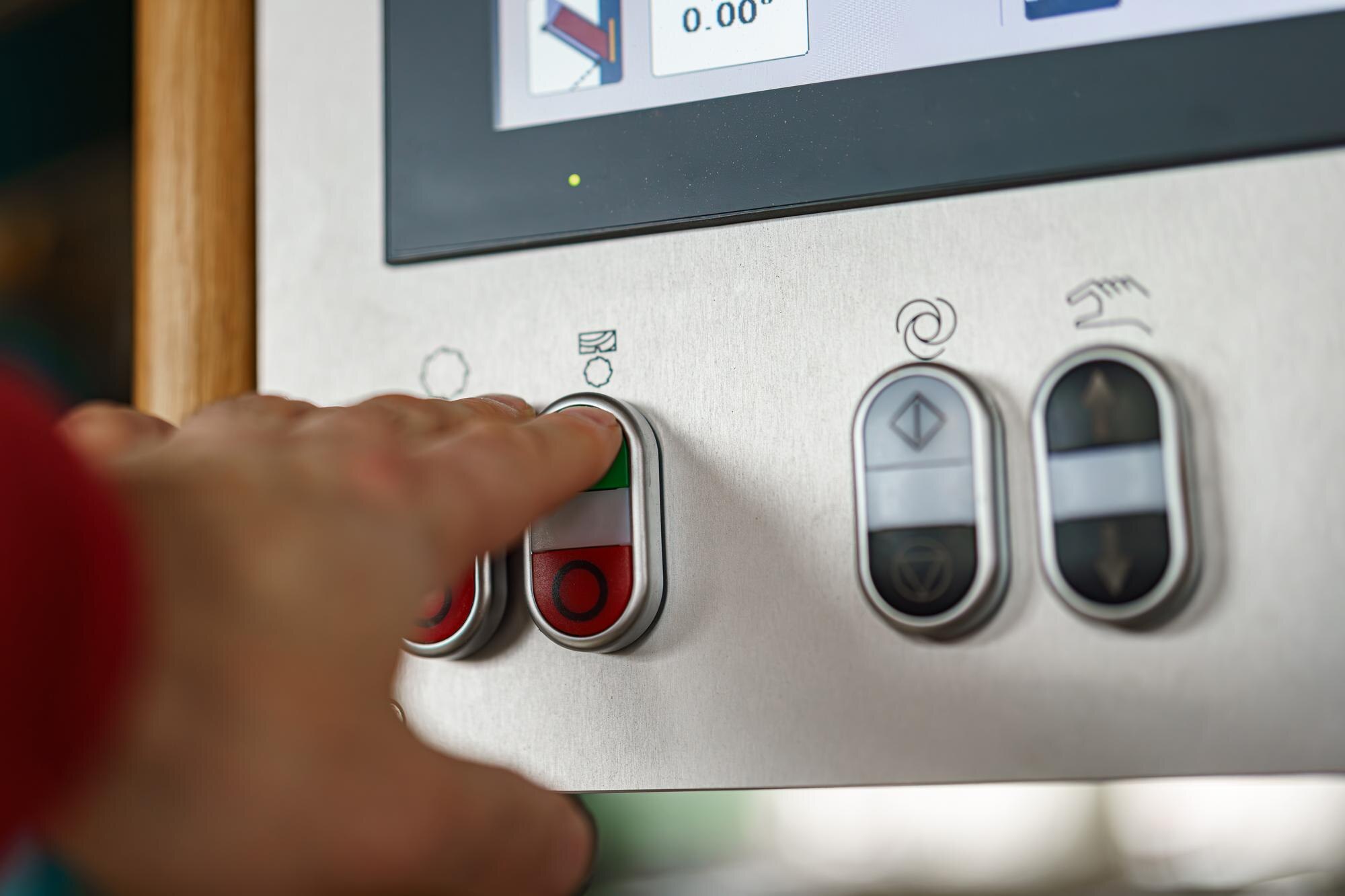 Panel sterowania maszyną CNC do obróbki drewna w warsztacie stolarskim Fabryka mebli