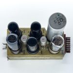 Szczegółowe zbliżenie starego modułu wzmacniacza rurki próżniowej przedstawiającego cylindryczne rury próżniowe