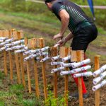 Start uczestnika wyścigu orientacyjnego w wyścigu sztafetowym podczas deszczu