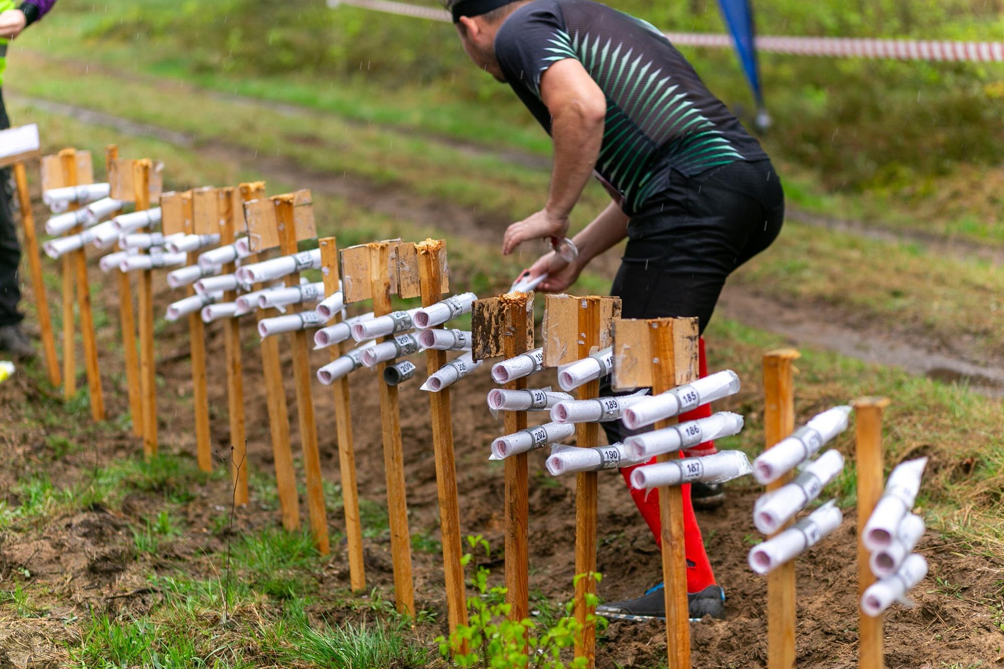 Start uczestnika wyścigu orientacyjnego w wyścigu sztafetowym podczas deszczu
