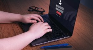 Kobieta używająca laptopa do logowania się do swojego osobistego użytkownika Informacje o bezpieczeństwie i szyfrowanie Cyberbezpieczeństwo