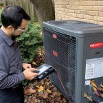 Technik sprawdzający jednostkę HVAC na świeżym powietrzu