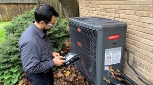 Technik sprawdzający jednostkę HVAC na świeżym powietrzu