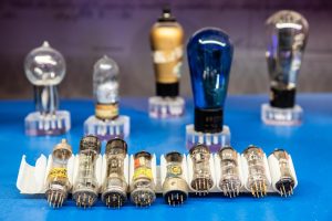 Muzeum Radio i Telewizji Seria starych rur i zaworów termoelektronicznych