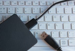 Jak podłączyć keyboard do komputera? Przez USB