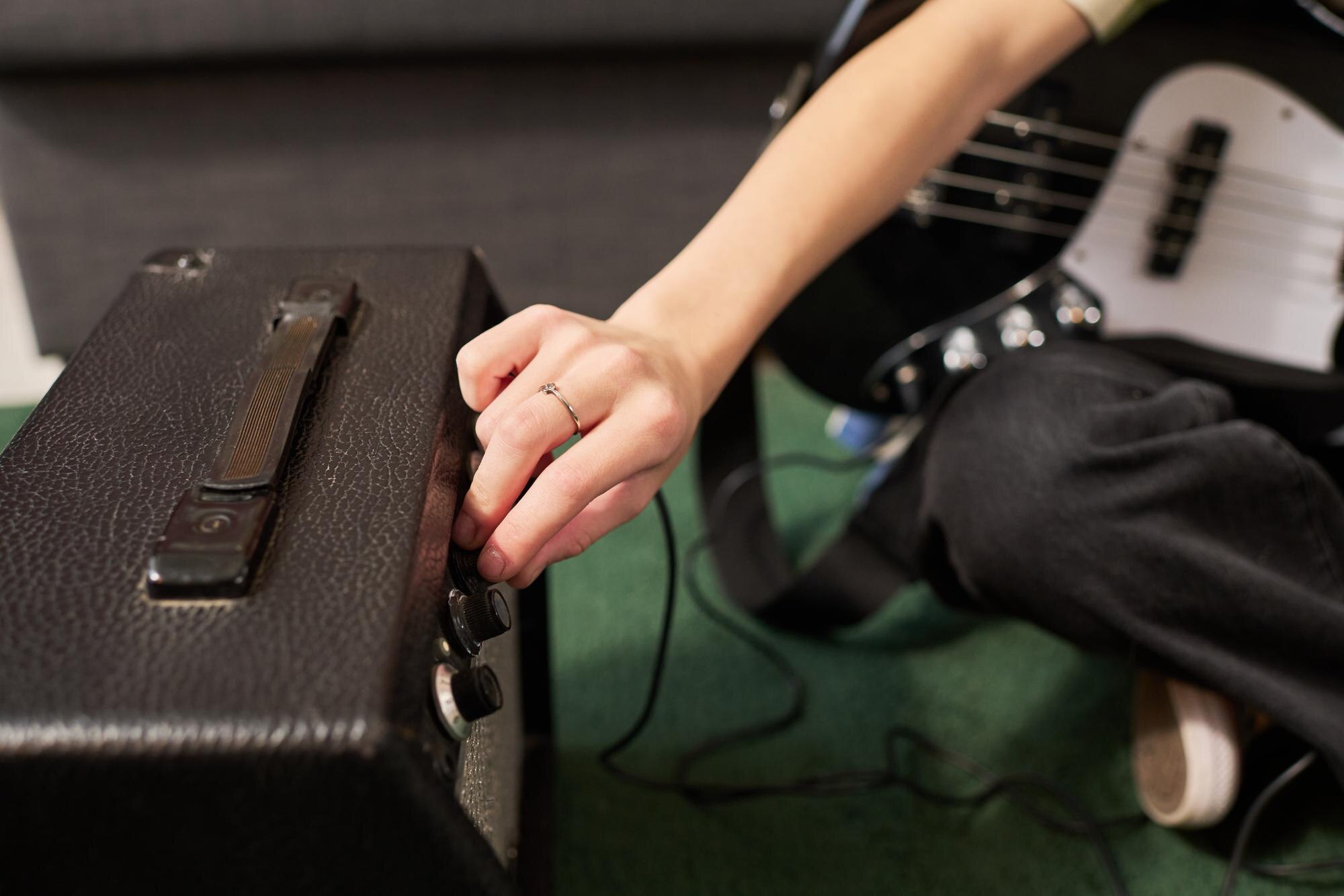 Ustawianie ustawień wzmacniacza podczas gry na gitarze basowej