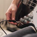 Połączenie gitary elektrycznej do wzmocnionego wykonania