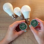 Naprawa lampy LED Rozbierane żarówki z bliska na drewnianym stole