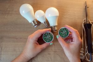 Naprawa lampy LED Rozbierane żarówki z bliska na drewnianym stole