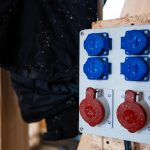 Zbliżenie panelu elektrycznego na drewnianej powierzchni na placu budowy