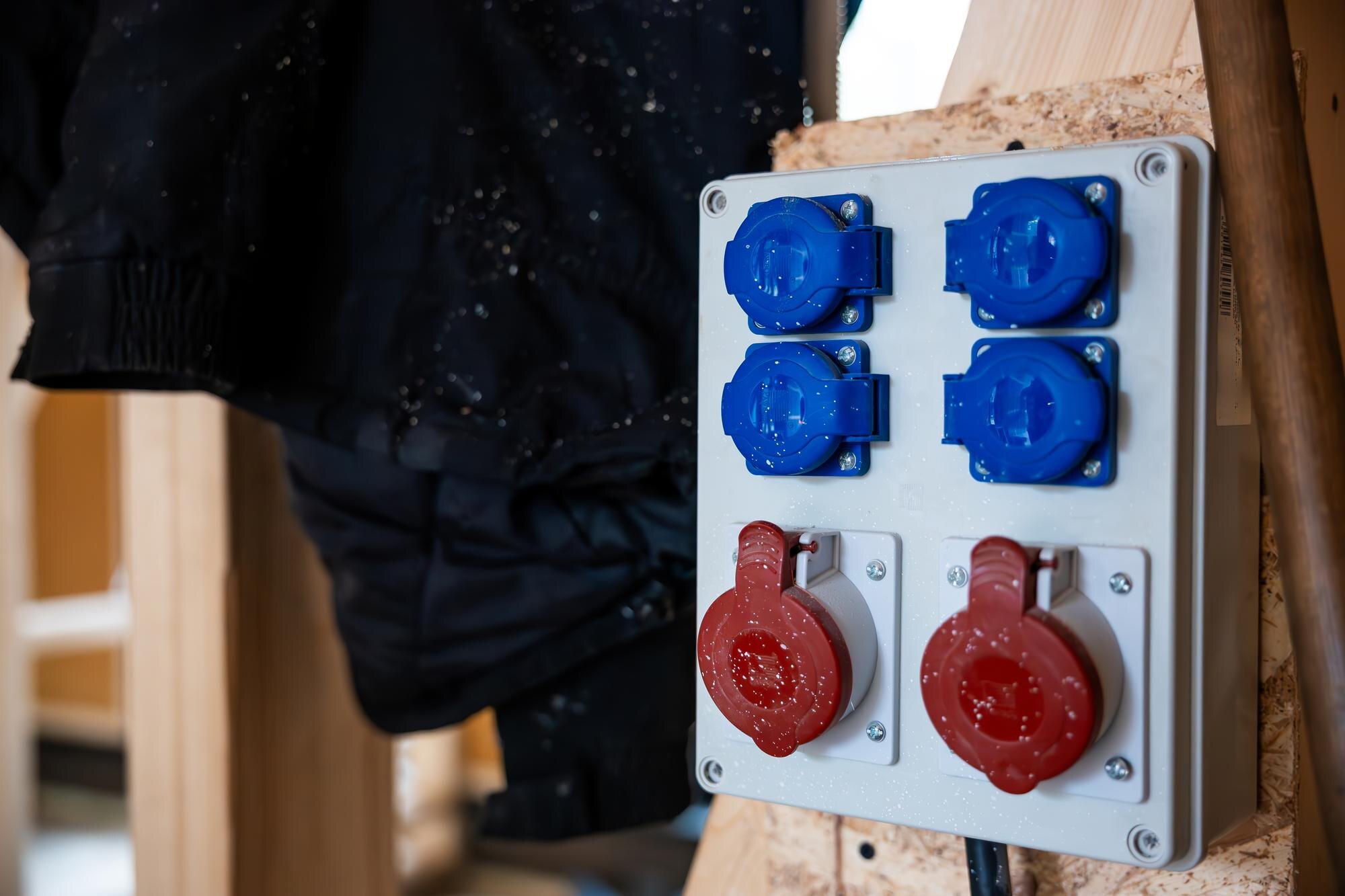 Zbliżenie panelu elektrycznego na drewnianej powierzchni na placu budowy