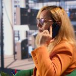 Zdecydowana bizneswoman rozmawia przez telefon, aby zapewnić rozwój projektu