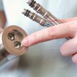 Zbliżenie mieszalnika z zainstalowanymi elastycznymi węzłami do zimnej i gorącej wody