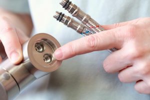 Zbliżenie mieszalnika z zainstalowanymi elastycznymi węzłami do zimnej i gorącej wody