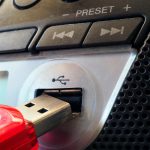 Pamięć flash USB włożona do portu odtwarzacza muzycznego