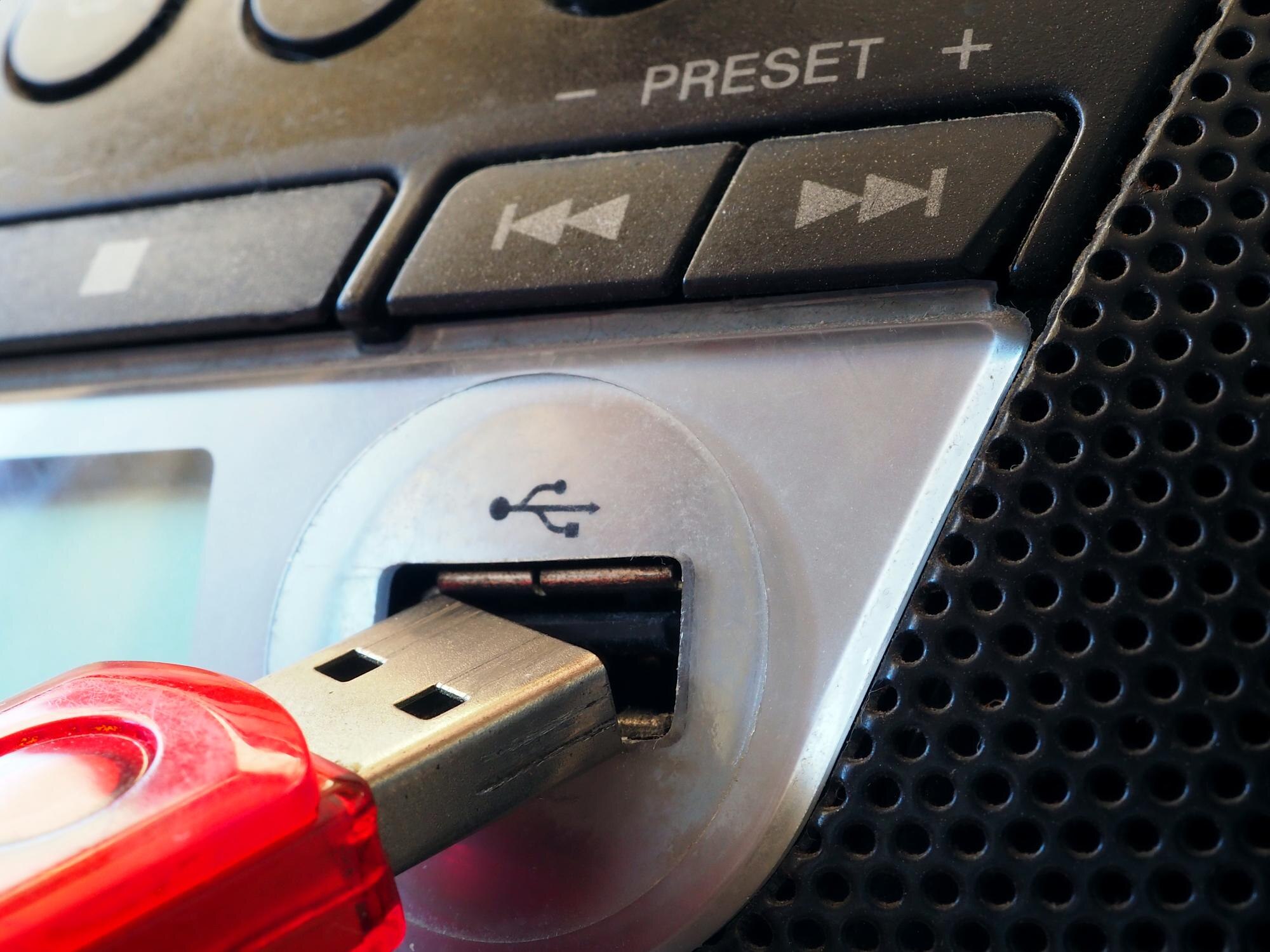 Pamięć flash USB włożona do portu odtwarzacza muzycznego