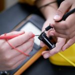 Połączenie elementów elektrycznych za pomocą sond multimetrycznych