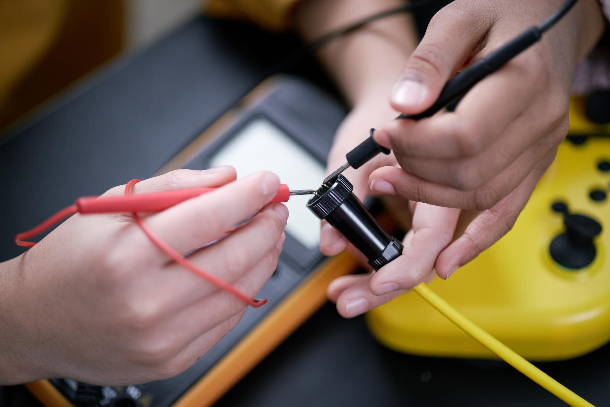 Połączenie elementów elektrycznych za pomocą sond multimetrycznych