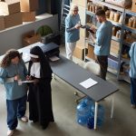 Współpraca z wolontariuszami w zatłoczonym banku żywności