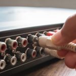 Trzymanie ręki (kabel AV), podłącz do fokusa. Złącze cinch audio i wideo