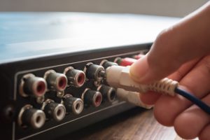 Trzymanie ręki (kabel AV), podłącz do fokusa. Złącze cinch audio i wideo