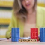 Kreatywna koncepcja energii z kolorowymi beczkami i literami scrabble razem